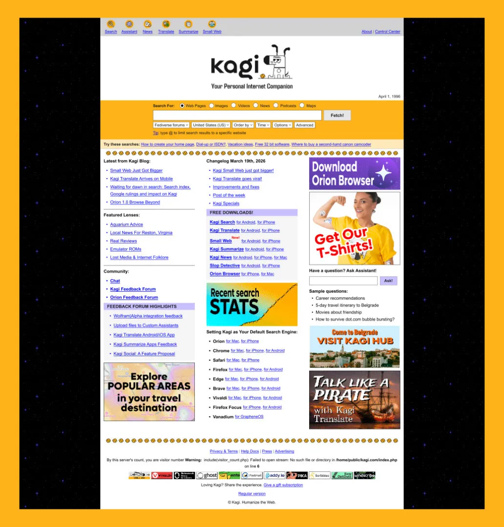 Kagiのエイプリルフール用ホームページ。90年代ポータル風のオレンジ／イエロー配色、星柄の枠、レトロなロゴ、「Fetch!」検索ボタン、懐かしのサジェスト、ブログ・アプリ・コミュニティ欄、Orionやグッズのサイドバー広告、フッターにわざと壊した風のPHP訪問者カウンターなど